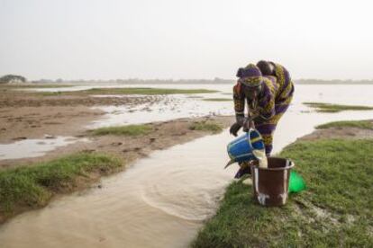 "Más de 650 millones de personas acceden a agua pero caminando durante horas cada día o a precios abusivos"