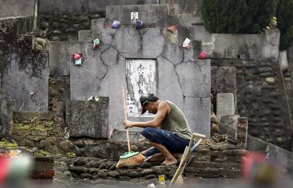 RIT04 TAIPEI (TAIWÁN) 04/04/2016.- Un hombre limpia la tumba de un familiar con motivo del festival Qingming en un cementerio en Taipei (Taiwán) hoy, 4 de abril de 2016. Taiwán celebra el Festival Qingming visitando a sus muertos, adecentando sus tumbas y realizando ofrendas a sus ancestros. EFE/Ritchie B. Tongo