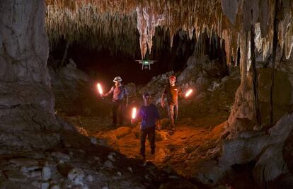 Imagen de la serie de Steve Backshall, durante el rodaje en una cueva de Yucatán (México).