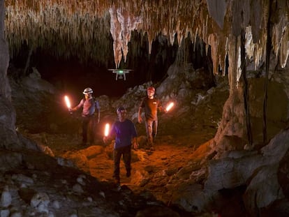 Imagen de la serie de Steve Backshall, durante el rodaje en una cueva de Yucatán (México).