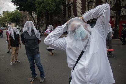 Artistas y trabajadores pertenecientes a la Secretaría de Cultura realizaron un performance frente a SEGOB en protesta a la falta de pagos salariales.