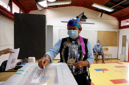 Una mujer Mapuche emite su voto en un colegio de Santiago.