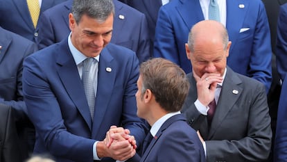 Pedro Sánchez, Olaf Scholz y Emmanuel Macron, durante una cumbre en Suiza el pasado junio.