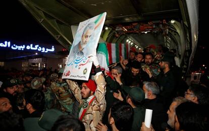 Un grupo de iraníes porta el féretro de Qassem Soleimani, en Ahvaz.