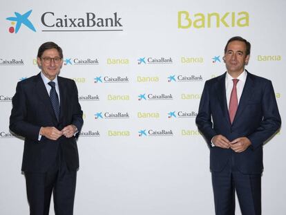 El presidente de Bankia y que será presidente ejecutivo de la nueva entidad, José Ignacio Goirigolzarri, y el consejero delegado de CaixaBank y que será consejero delegado de la nueva entidad, Gonzalo Gortázar