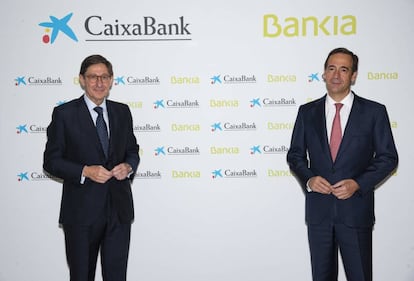 El presidente de Bankia y que será presidente ejecutivo de la nueva entidad, José Ignacio Goirigolzarri, y el consejero delegado de CaixaBank y que será consejero delegado de la nueva entidad, Gonzalo Gortázar