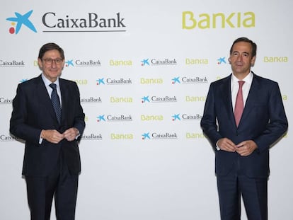 El presidente de Bankia y que será presidente ejecutivo de la nueva entidad, José Ignacio Goirigolzarri, y el consejero delegado de CaixaBank y que será consejero delegado de la nueva entidad, Gonzalo Gortázar