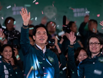 Lai Ching-te (en el centro), tras conocer el resultado.