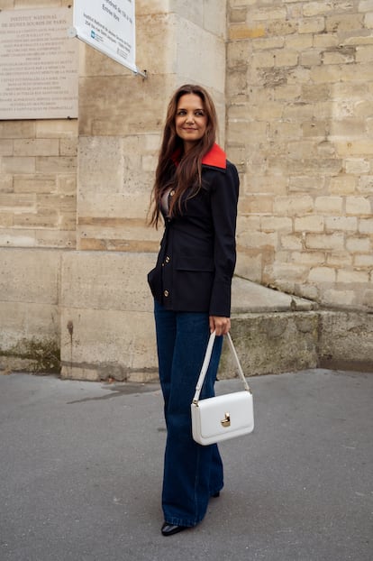 Para la ocasión, Katie Holmes escogió un conjunto de pantalón vaquero y camisa con doble cuello de Patou.