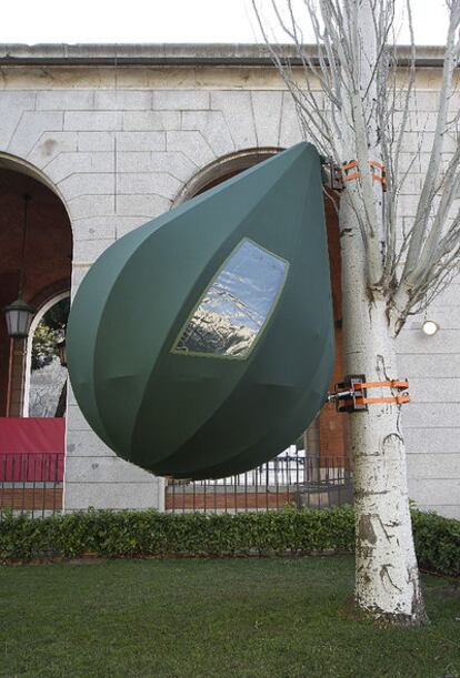 <i>Tree Tent</i> (1998), proyecto de gran éxito de Dré Wapenaar, una caseta transportable concebida para apoyar acciones ecologistas.