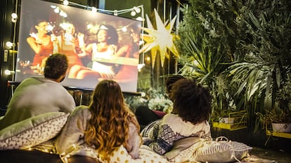 Artículo de EL PAÍS Escaparate que describe varios productos para proyectar cine en casa o en zonas de exterior.