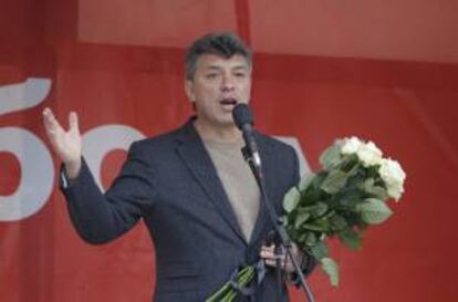 El líder de la oposición extraparlamentaria rusa, Boris Nemtsov, habla durante un mitin celebrado en la plaza Bolótnaya (Pantanosa), en Moscú, Rusia. EFE/Archivo