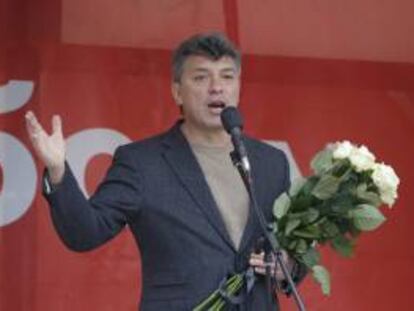El líder de la oposición extraparlamentaria rusa, Boris Nemtsov, habla durante un mitin celebrado en la plaza Bolótnaya (Pantanosa), en Moscú, Rusia. EFE/Archivo