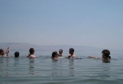 Bañistas en el mar de Galilea (Foto de archivo).