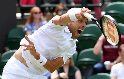 Bautista saca durante el partido de los octavos contra Shapovalov en la Pista 3 de Wimbledon.