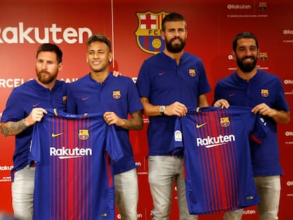 Messi, Neymar, Piqué y Arda, con la nueva camiseta del Barça.