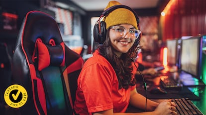 Una chica sentada en una silla de gaming.