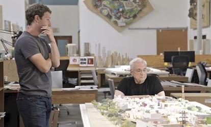 Mark Zuckerberg y el arquitecto Frank Gehry en 2010.