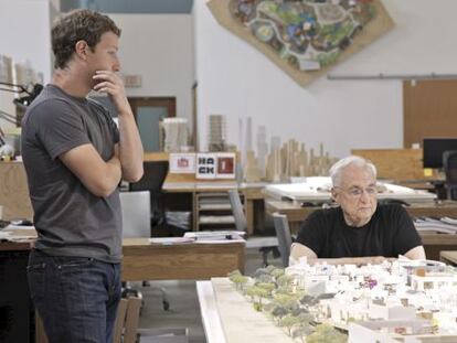 Mark Zuckerberg e o arquiteto Frank Gehry em 2010.