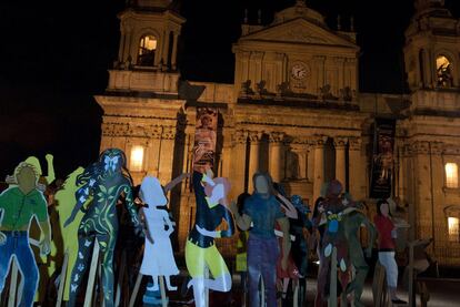 Vista de varias siluetas durante una vigilia en memoria de las 651 mujeres que han muerto violentamente durante este año en Guatemala, en la Plaza de la Constitución en Ciudad de Guatemala, a la que asisten entre otros, familiares de las víctimas para conmemorar, el Día Internacional para la Eliminación de la Violencia hacia la Mujer, aprobado por Naciones Unidas y que se celebra cada 25 de noviembre