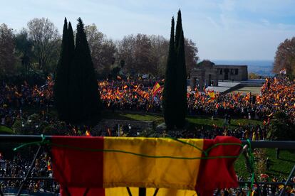 Miles de personas durante la manifestación contra la amnistía, este domingo en el parque del templo de Debod en Madrid.