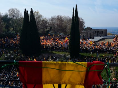 Miles de personas durante la manifestación contra la amnistía, este domingo en el parque del templo de Debod en Madrid.