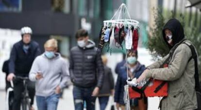 Varias personas usan máscaras de protección en la calle comercial Zeil en Frankfurt, Alemania.