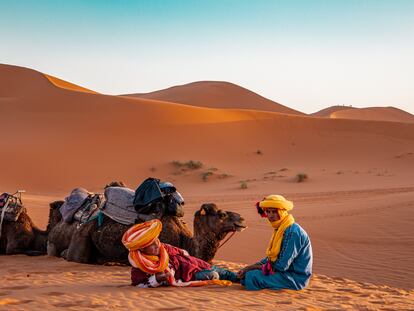 Un bereber en las dunas del desierto del Sáhara, en Merzouga.