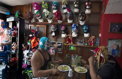 Los luchadores, Ciclónico y Míster Jerry, en un restaurante al sur de Ciudad de México.