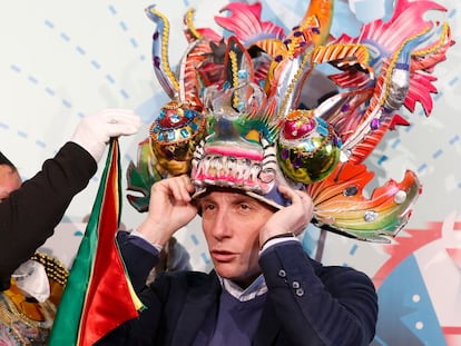 El alcalde de la capital, José Luis Martínez-Almeida, se coloca una máscara carnavalesca durante la presentación de la programación del carnaval 2023, este viernes en Madrid.