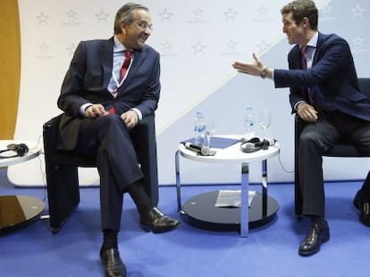Pablo Casado, a la derecha, con el ex primer ministro griego Antonis Samarás, en el Congreso del PPE en Madrid.