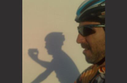 La autofoto de Carlos Chacón Lora está tomada a la vuelta de una ruta en bici. "A la caída del sol; la sombra que se proyecta lo hace contra una de las tapias del monasterio franciscano de Nuestra Señora de Loreto, en Espartinas, Sevilla", explica el autor. "Me encanta este lugar", dice, "y le tengo, además, un especial cariño porque aquí me casé".