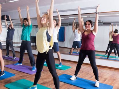 Seis personas, durante una clase en un gimnasio.