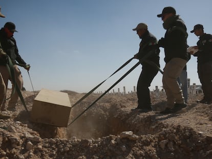 Integrantes de Servicios Periciales y Ciencias Forenses inhuman cadáveres sin identificar, la mayoría víctimas de homidio, en Ciudad Juárez, en marzo de 2024.