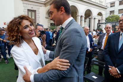 La vicepresidenta primera y ministra de Hacienda, María Jesús Montero (i), y el secretario general del PSOE de Madrid, Juan Lobato (d), el 18 de septiembre.