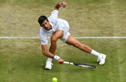 Djokovic golpea de forma acrobática durante el partido contra Hurkacz.