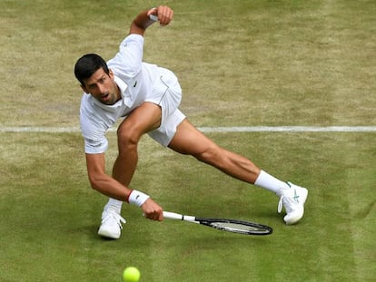 Djokovic golpea de forma acrobática durante el partido contra Hurkacz.