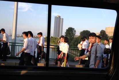 Estudiantes cruzan un puente sobre el río Taedong en Pyongyang, la capital de Corea del Norte, a finales de agosto tras participar en acto multitudinario en un estadio. En la ciudad viven 2,5 millones de fieles al régimen, (el 10% de la población del país) de familias que han demostrado absoluta lealtad a la dinastía de los Kim durante generaciones.