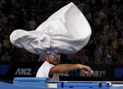 El suizo Stanislas Wawrinka lanza una toalla durante una pausa del partido de semifinales que le enfrentó a Tomas Berdych de la República Checa en Open de Australia.