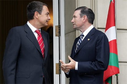 El presidente, José Luis Rodríguez Zapatero charla con el <i>lehendakari</i>, Juan José Ibarretxe, en La Moncloa.