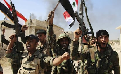 Soldados sirios celebran la toma de Achan este domingo.