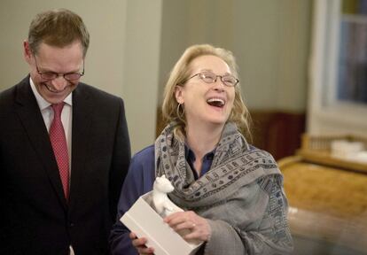 El alcalde de Berlín, Michael Müller, recibe a la presidenta del jurado, Meryl Streep, en el ayuntamiento de la capital alemana.