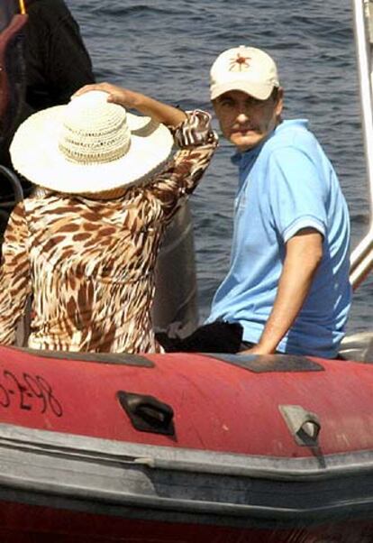 Rodríguez Zapatero y su esposa, de espaldas, ayer por la mañana en La Graciosa.