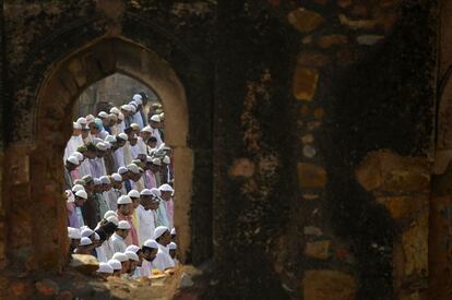 Un grupo de musulmanes se reúnen para la oración durante el Eid-al-Adha o Fiesta del Sacrificio, en la mezquita de Feroz Shah Kotla, en Nueva Delhi.