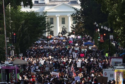 Miles de manifestantes marchan a las afueras de la Casa Blanca.