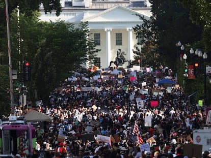 Miles de manifestantes marchan a las afueras de la Casa Blanca.