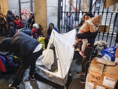 Familias con niños demandantes de asilo el pasado 26 de noviembre frente al Samur Social.