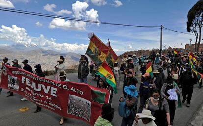 Manifestantes en contra del Gobierno marchan por la carretera que une la ciudad de El Alto con La Paz, el jueves 24. El Alto, a 20 kilómetros de la capital, es una ciudad de 900.000 habitantes con la mayor concentración indígena del país. En 2003, durante los disturbios que culminaron en las primeras elecciones que ganó Evo Morales en 2005, las huelgas de los alteños jugaron un rol muy importante para precipitar la renuncia del entonces presidente, Gonzalo Sánchez de Lozada, que gobernaba con Carlos Mesa como vicepresidente.