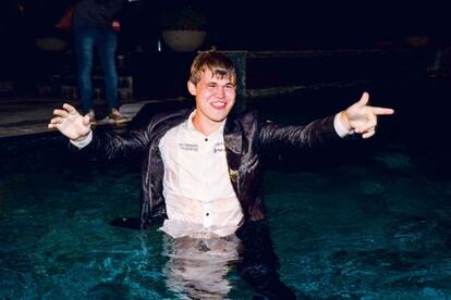 Carlsen segundos después de que su equipo lo lanzara a la piscina para celebrar su victoria sobre Anand.