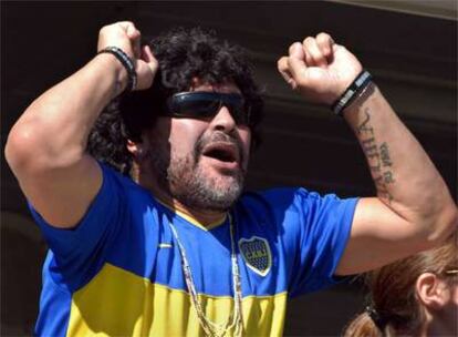 Maradona,  viendo un encuentro de fútbol hace dos semanas